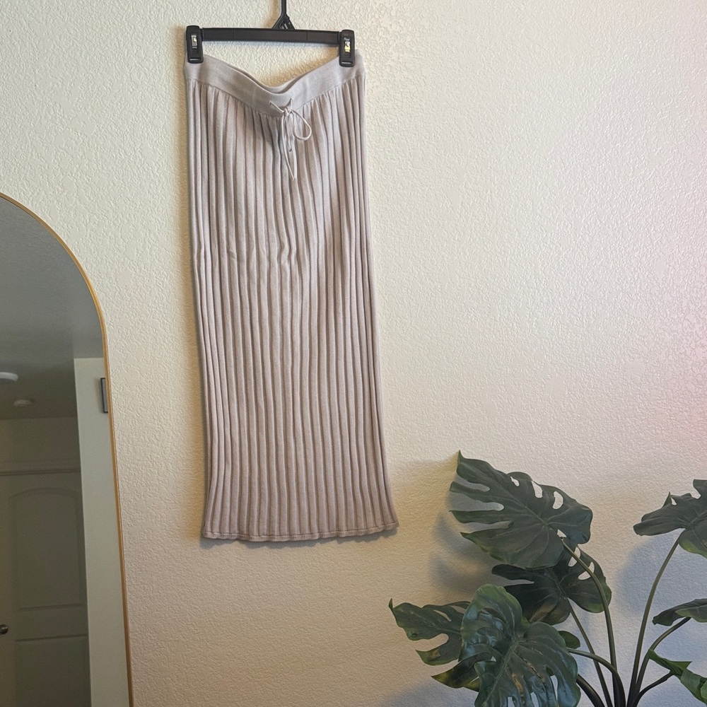 Chic Beige Ribbed Maxi Skirt Size M